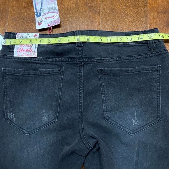 Almost Famous Must Have Mid Rise Black Denim Stretch Jeans Women's Size 11 x 28 - Picture 5 of 11